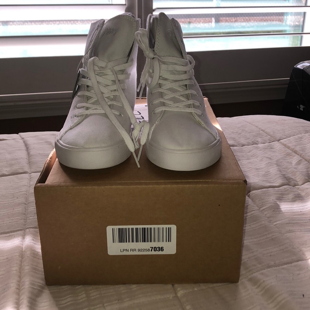 White lace up ankle sneakers